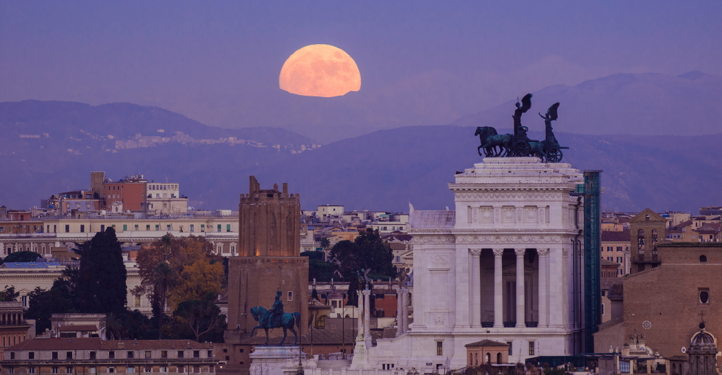 La Luna piena sorge sull’altare della Patria