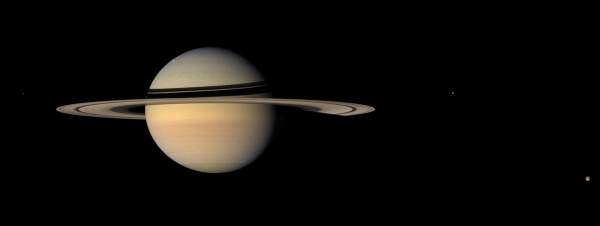 La perfetta eleganza di Saturno attorniato dalle sue lune in un’inquadratura della sonda Cassini