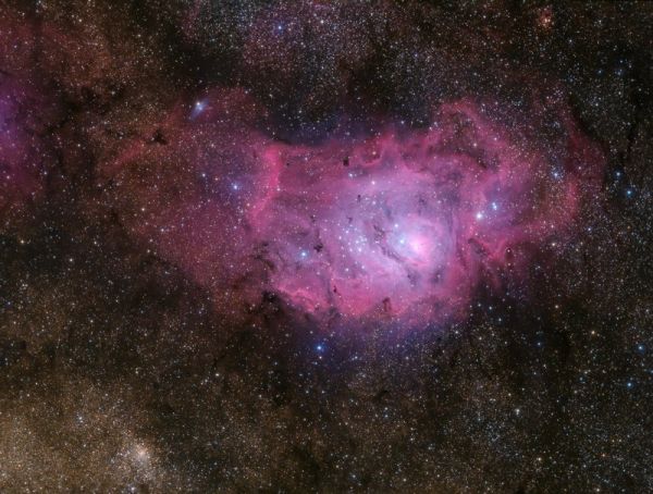 Gli eleganti drappeggi gassosi della Nebulosa Laguna M8, una immensa culla stellare nella costellazione del Sagittario.  