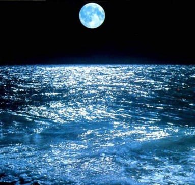 Con l'oscillazione delle maree, il mare diventa il più grande strumento astronomico che abbiamo a disposizione sulla spiaggia