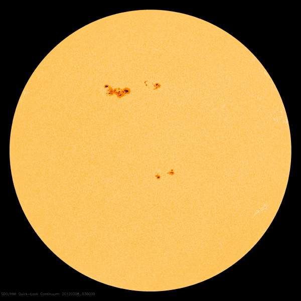 Le macchie solari sono i centri nevralgici dell'attività del Sole. A volte possono superare le dimensioni di Giove e diventano visibili anche a occhio nudo (ben protetto)