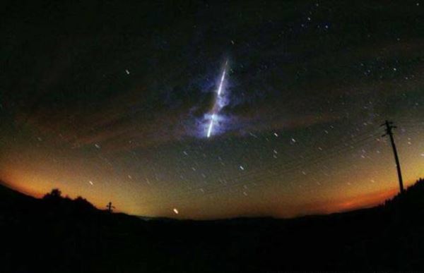 Il nome “stelle cadenti” contiene il segno di un errore di interpretazione che l’occhio compie, vedendole sfrecciare in cielo come stelle in caduta libera: in realtà bruciano nell’atmosfera terrestre.