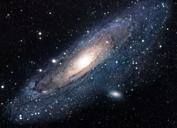 La grande Galassia di Andromeda, a 2,2 milioni di anni luce di distanza. La luce di questa immagine è partita quando sulla Terra ancora si stavano evolvendo i primi ominidi.