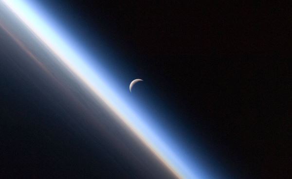 A una distanza di 384000km, la Luna è il corpo celeste a noi più vicino. La luce la raggiungerebbe in appena un secondo: si può dire che la Luna dista 1 secondo-luce dalla Terra.